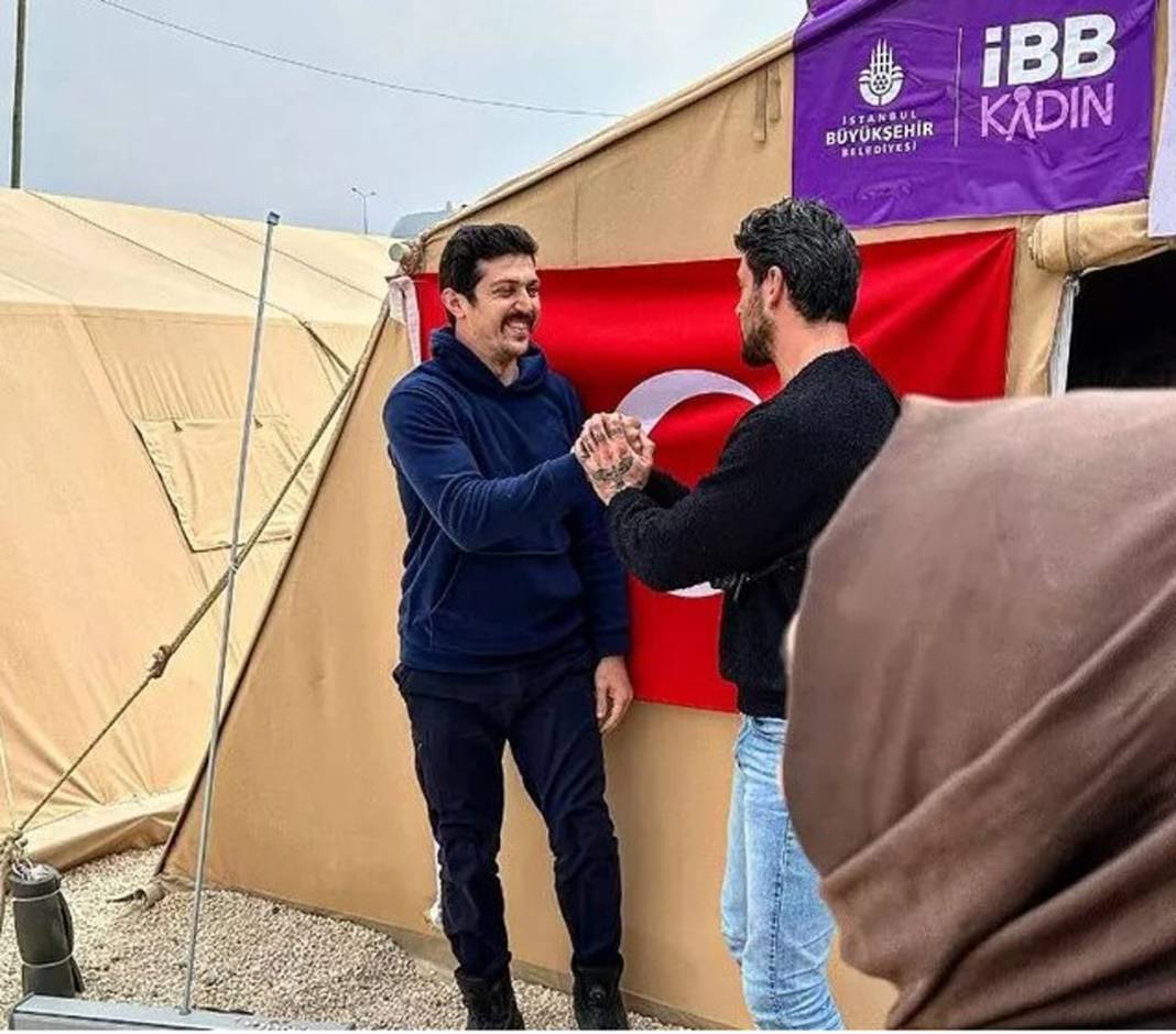 Michele Morrone Hatay'da depremzedeleri ziyaret etti 2